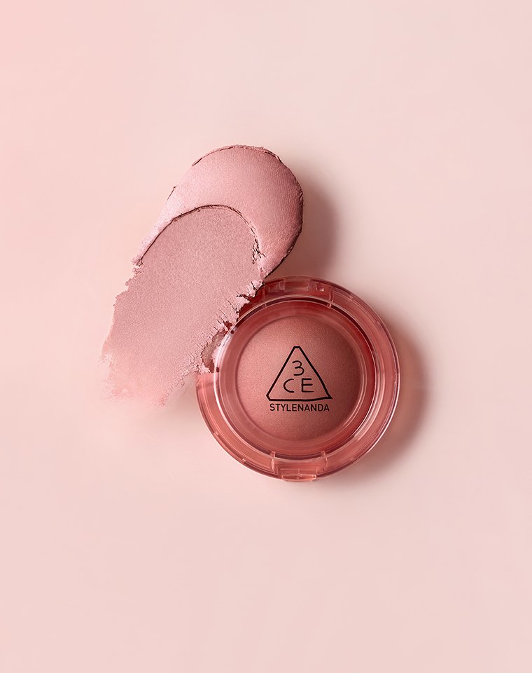 3CE BOUNCY BLUR BALM beige crush display