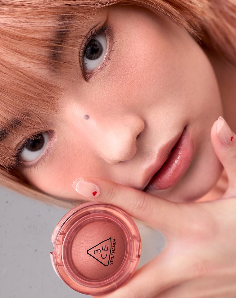 3CE BOUNCY BLUR BALM beige crush model
