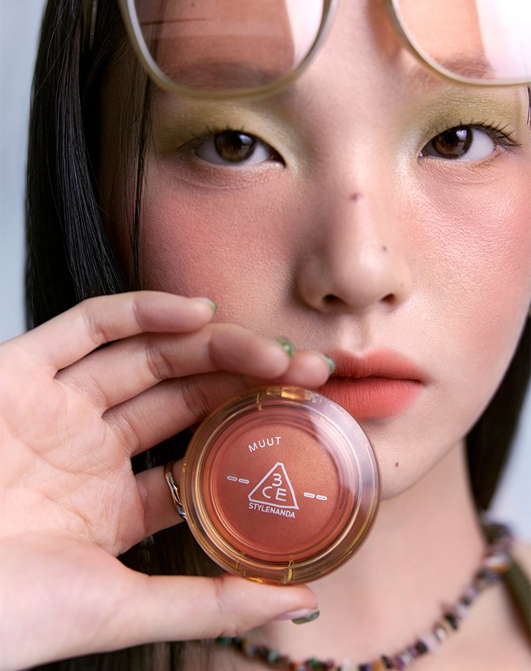 Bouncy Blur Balm beige crush model