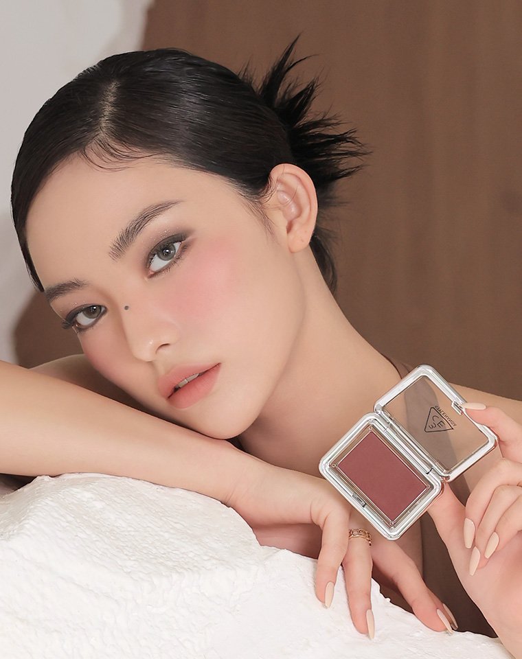 3CE New take Face Blusher How Dare Model 01