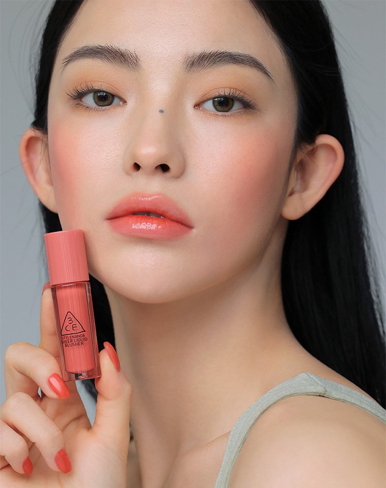 Sheer Liquid Blusher Joyful Affair Model