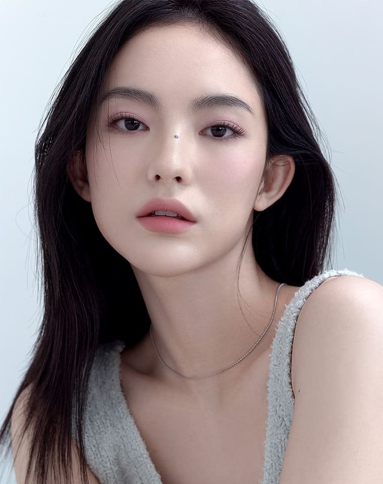 3CE All-Rounder Face Palette Pale Veil Model