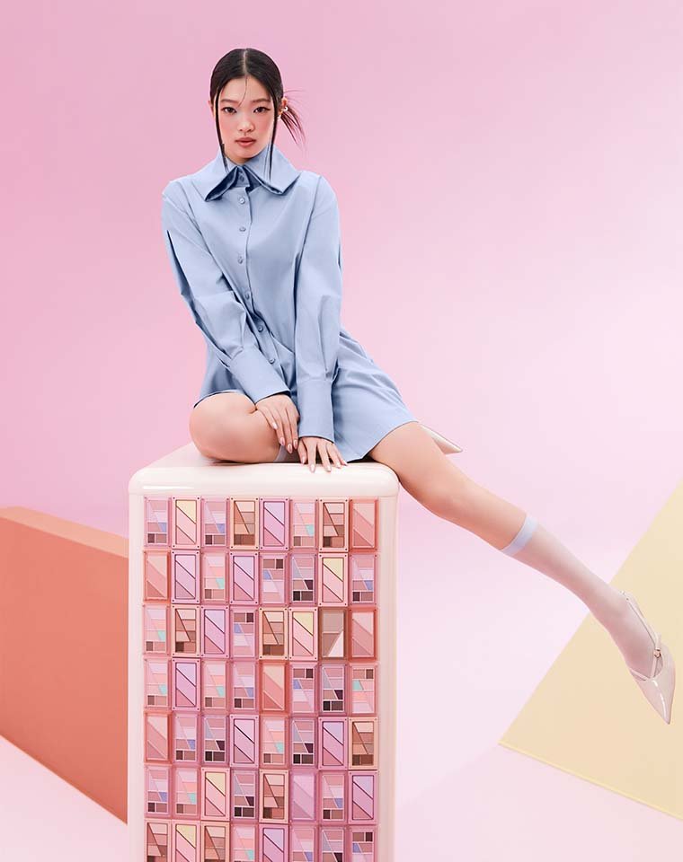 layer it all eyeshadow palette pink soda model