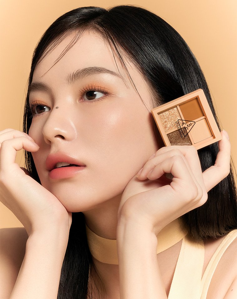 Mini Multi Eye Color Palette Almond Fudge Model