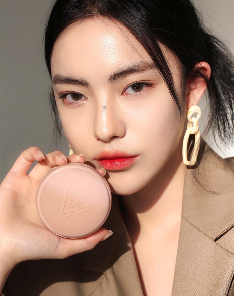 Glow Cushion Warm Ivory Model