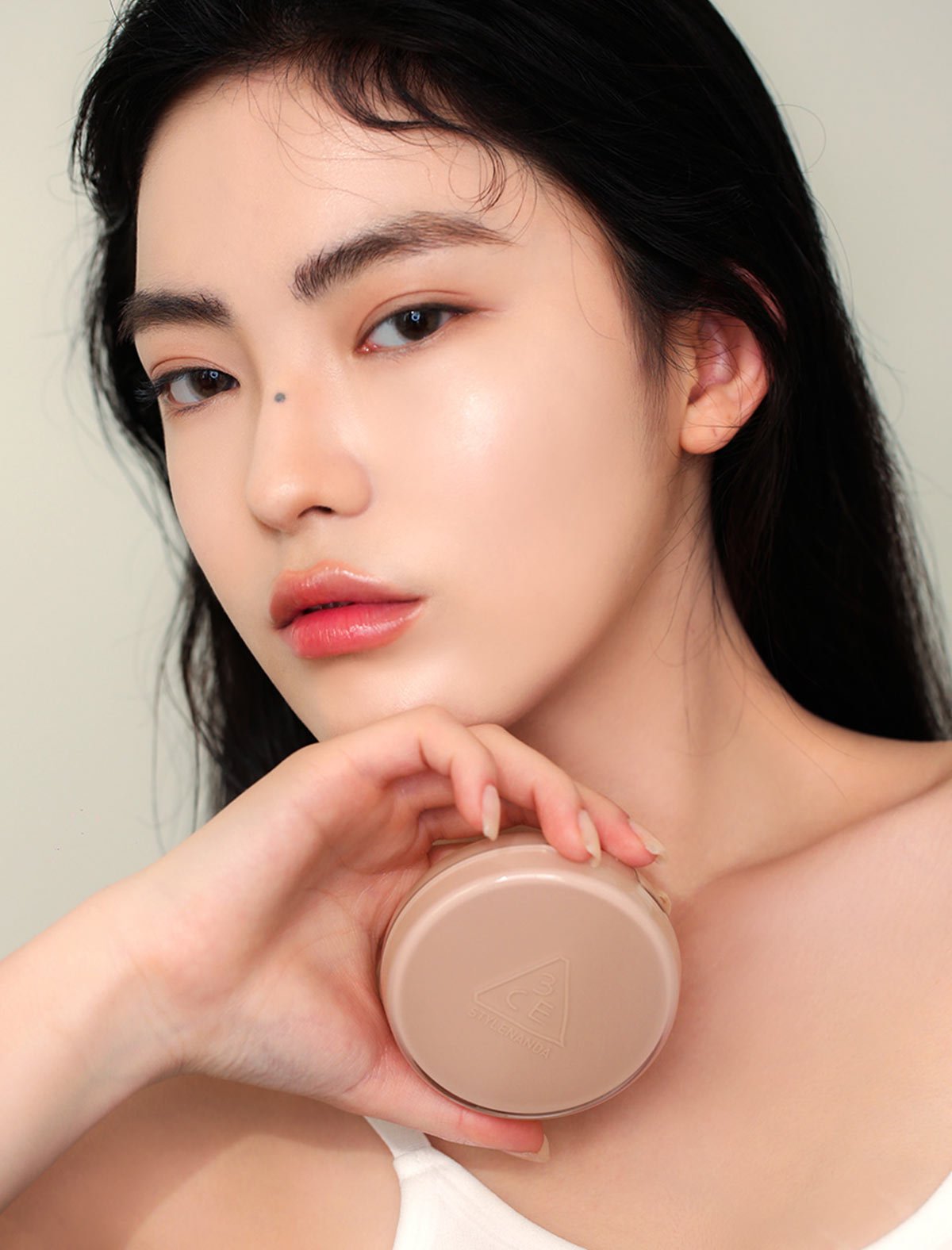 Key model visual of 3CE glow cushion