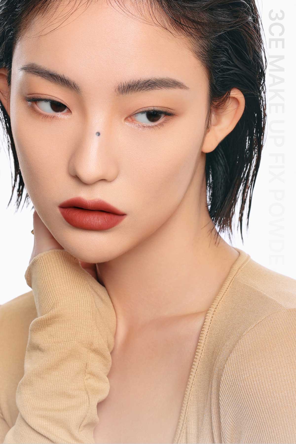 Key model visual of 3CE Make up fix powder