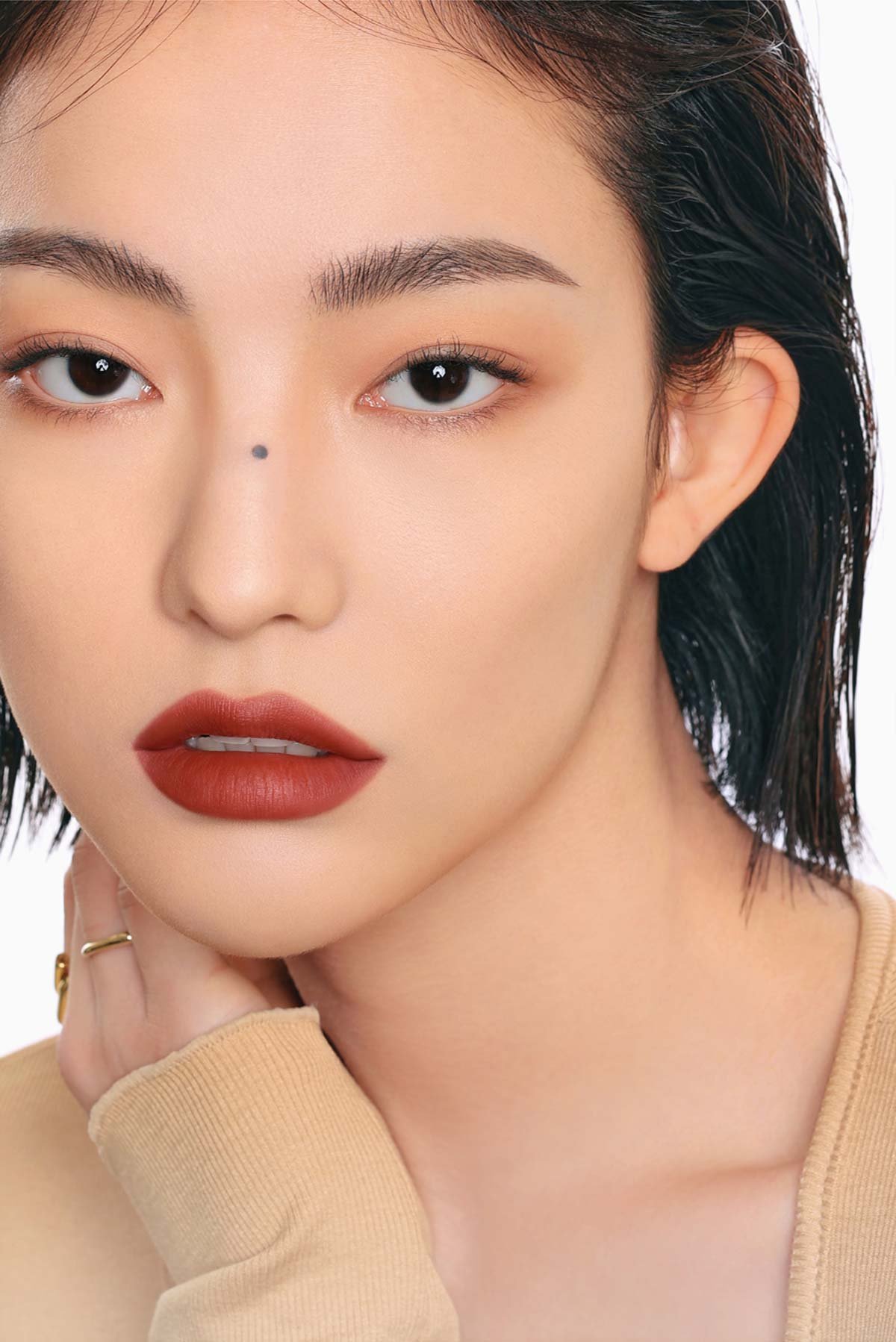 Key model visual of 3CE Make up fix powde
