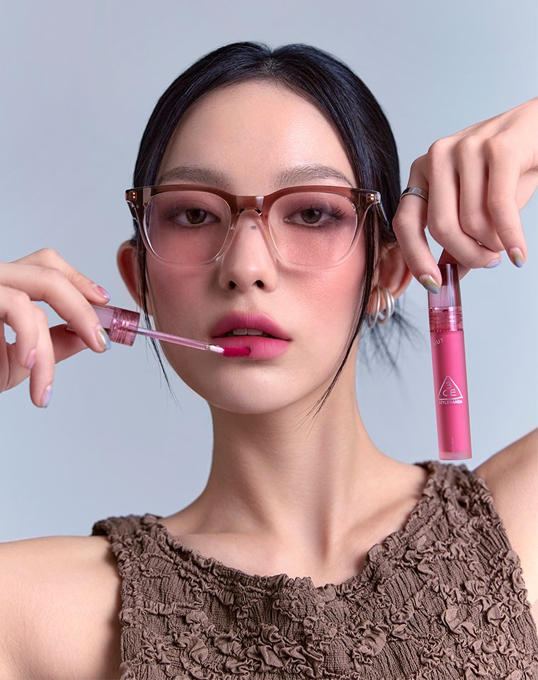 blur water tint berry-it model