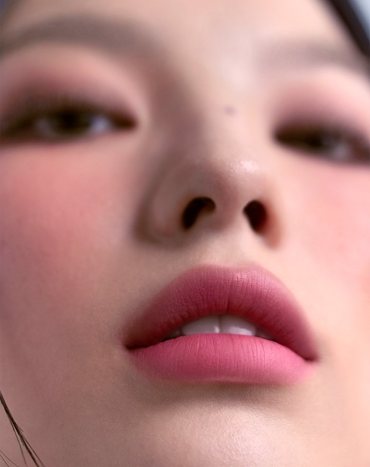 blur water tint berry-it model