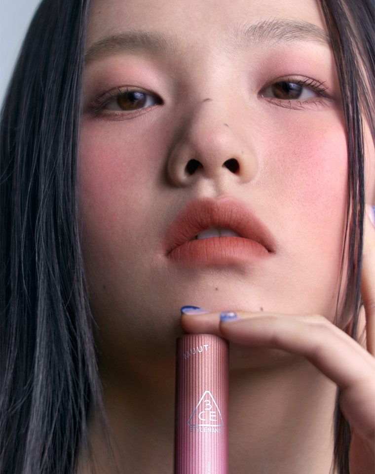 Cashmere Hug Lipstick blush brown model