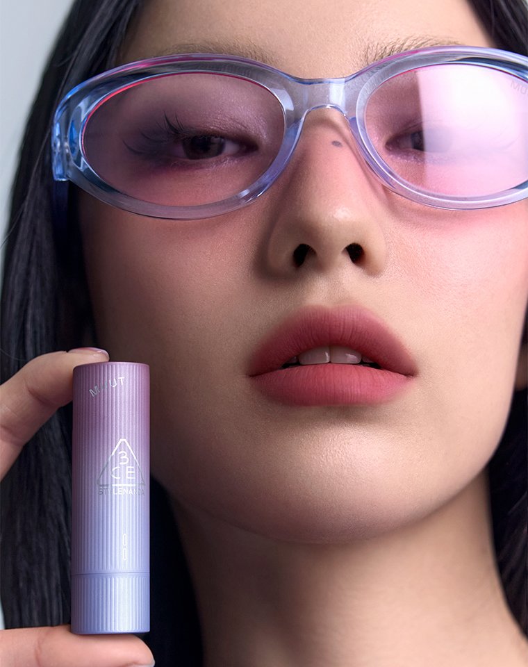 Cashmere Hug Lipstick hush rose model
