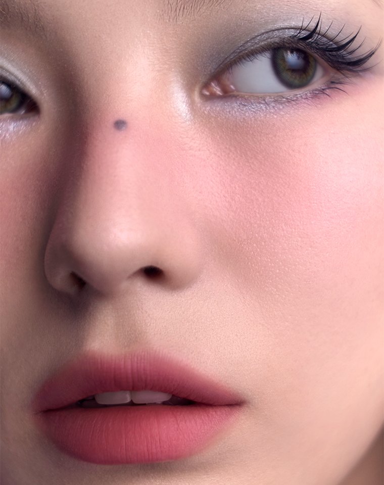 Cashmere Hug Lipstick hush rose model