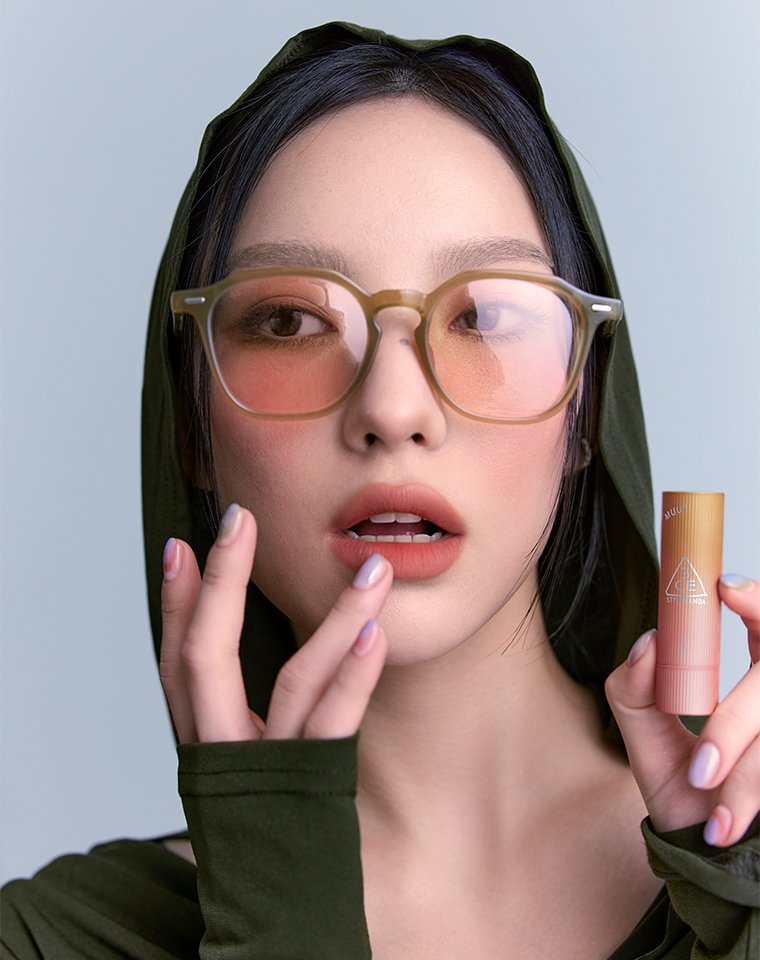 Cashmere Hug Lipstick try harder model