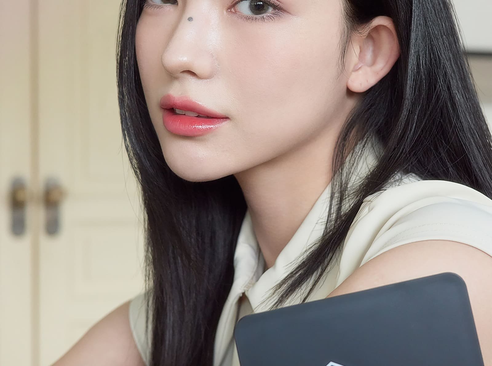 model visual of 3CE Square Hand Mirror 01