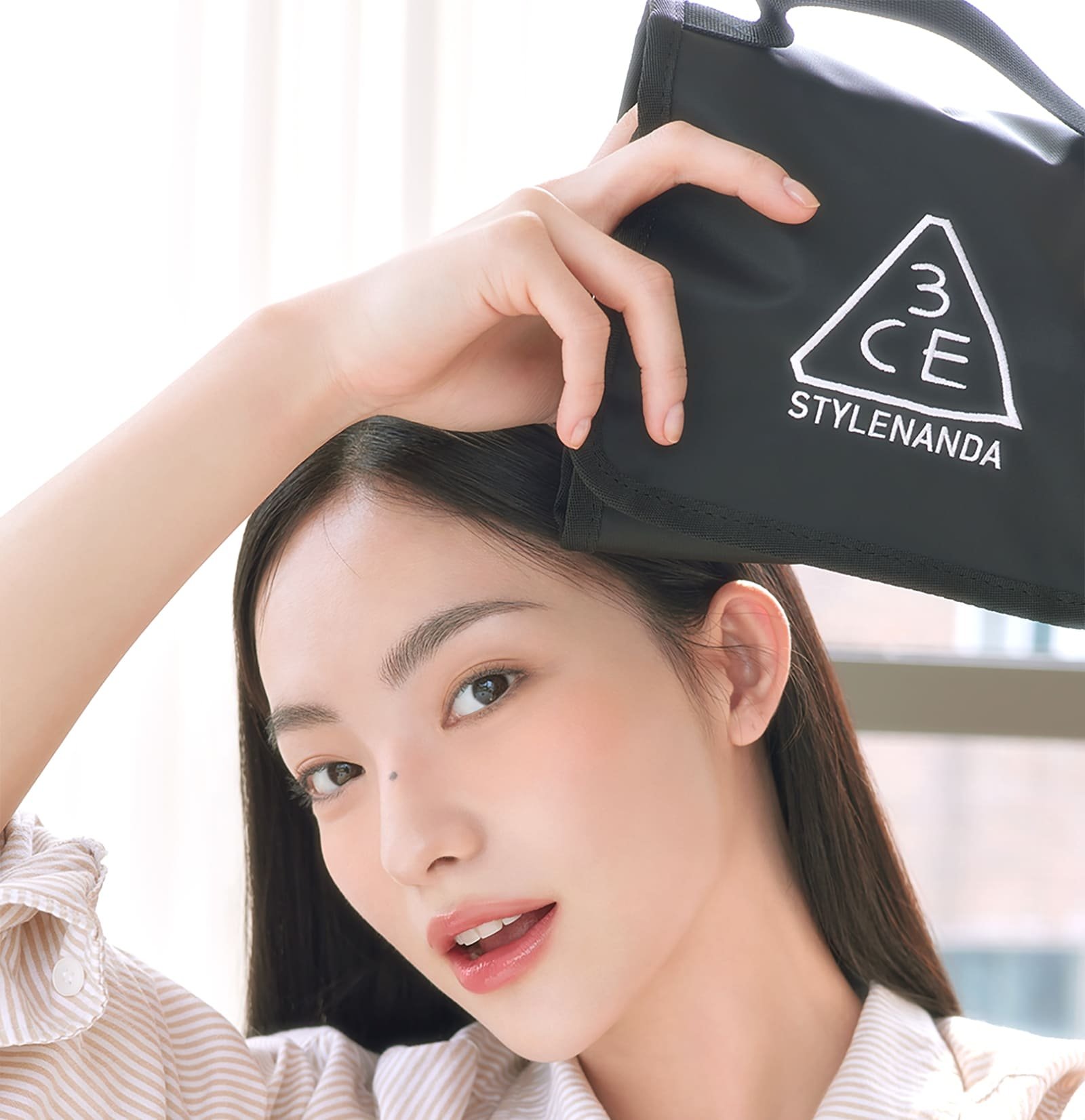 Key model visual of 3CE Wash Bag Small 01