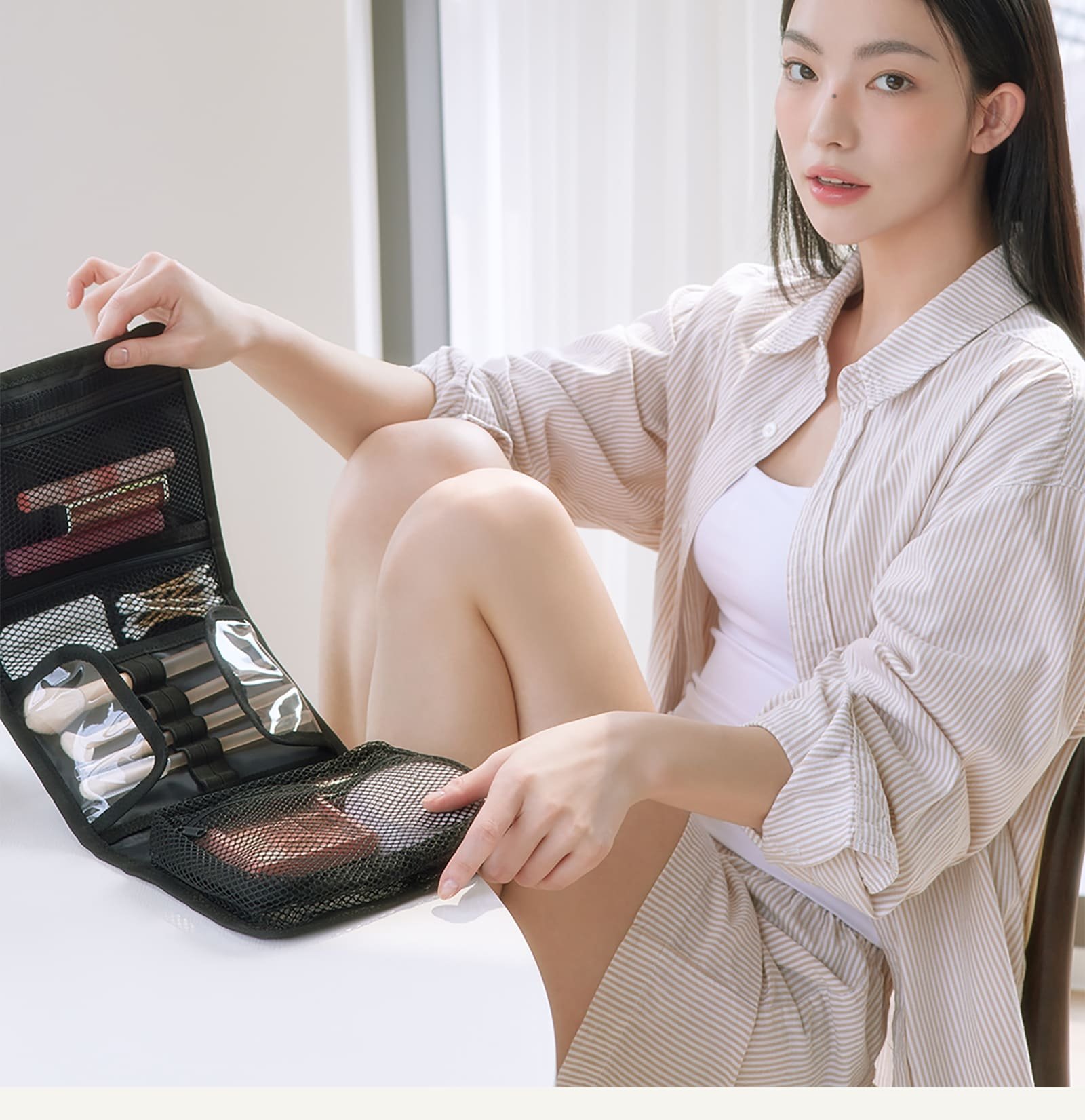  model visual of 3CE Wash Bag Small
