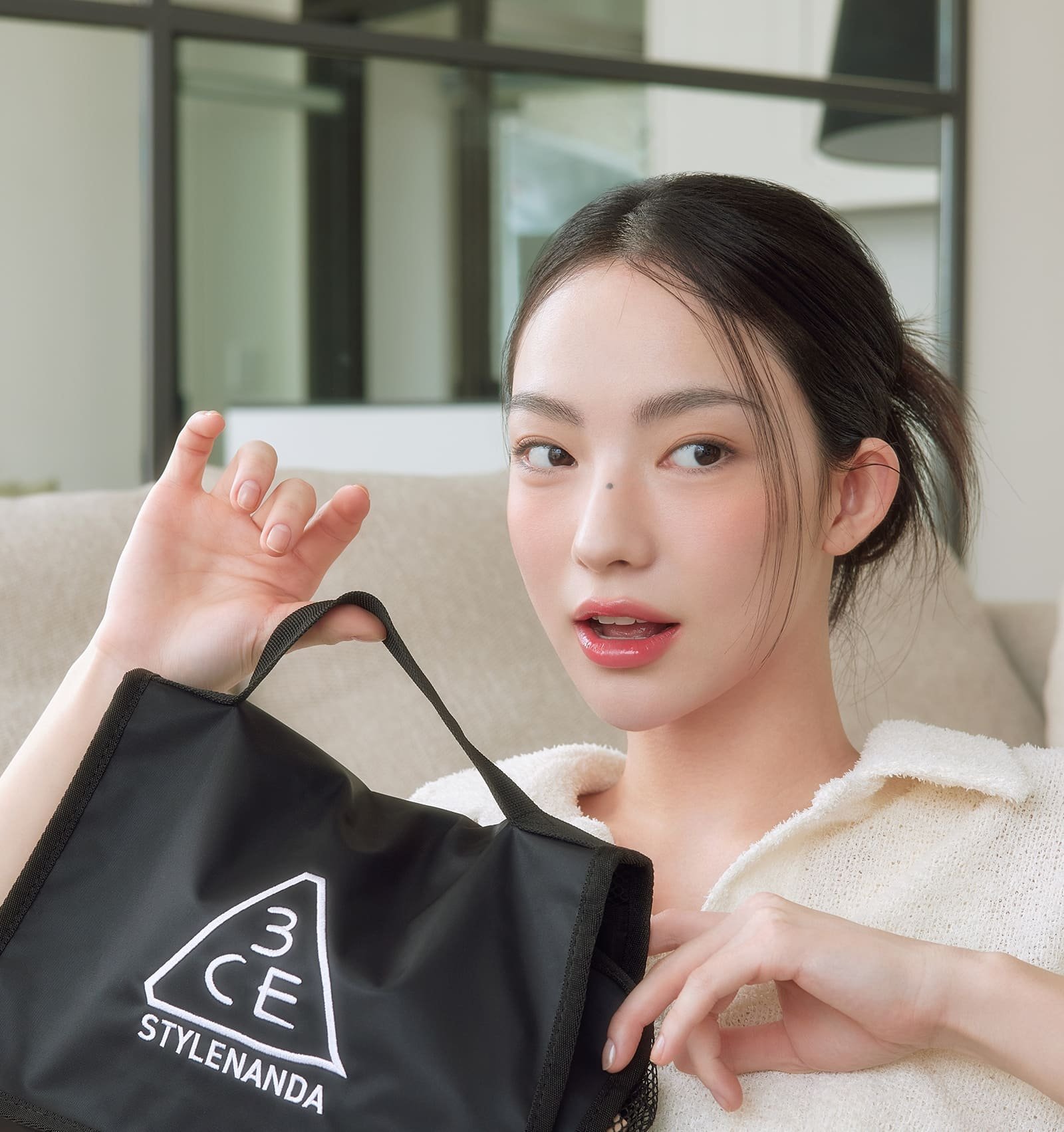 Key model visual of 3CE Wash Bag 01