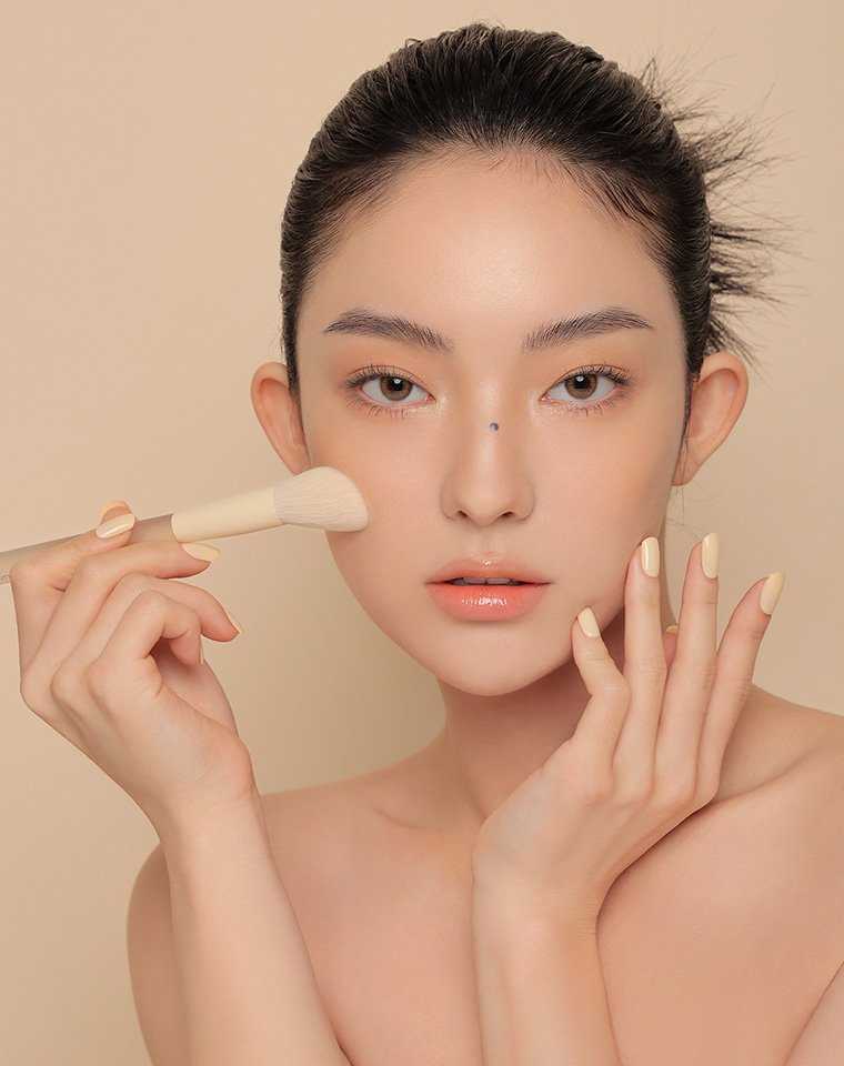 Key model visual of 3CE BLENDING BLUSHER BRUSH