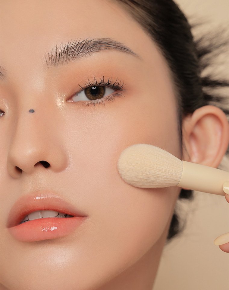 Key model visual of 3CE BLENDING BLUSHER BRUSH 03