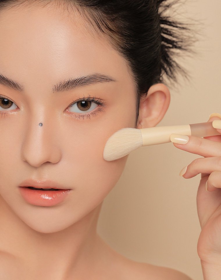 Key model visual of 3CE BLENDING BLUSHER BRUSH 02