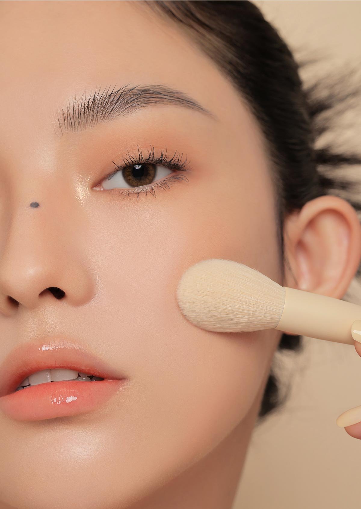 Key model visual of 3CE blending blusher brush
