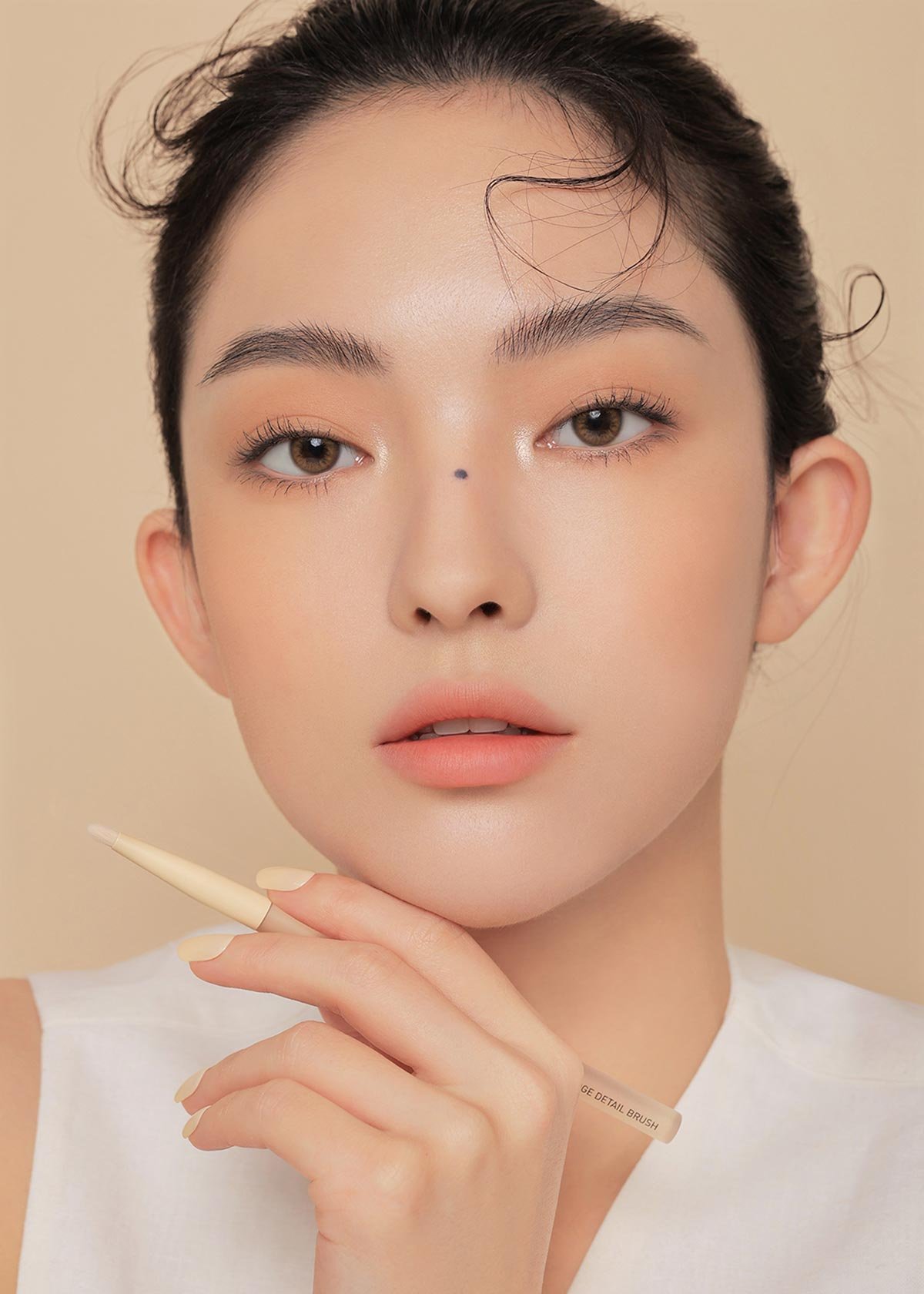 Key model visual of 3CE edge detail brush
