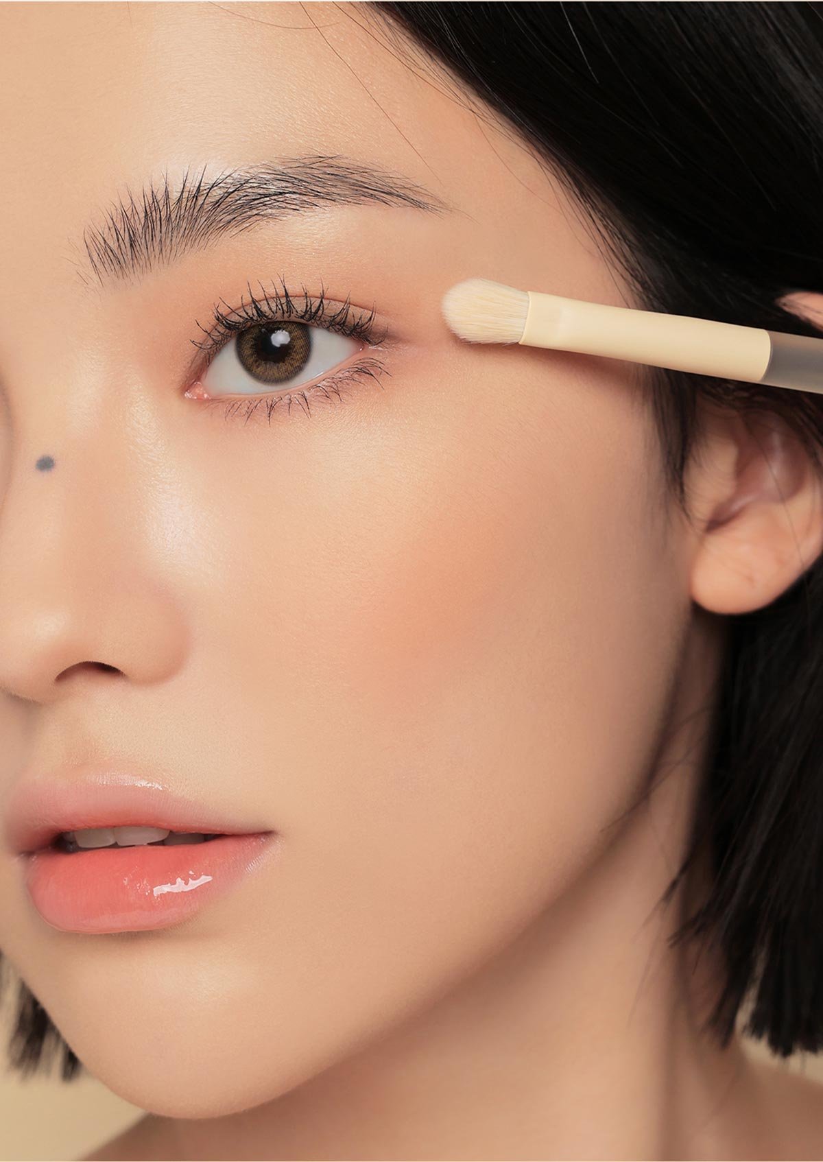 Key model visual of 3CE Shadow Layering Brush
