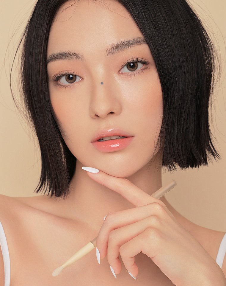 Key model visual of 3CE SHADOW LAYERING BRUSH 01