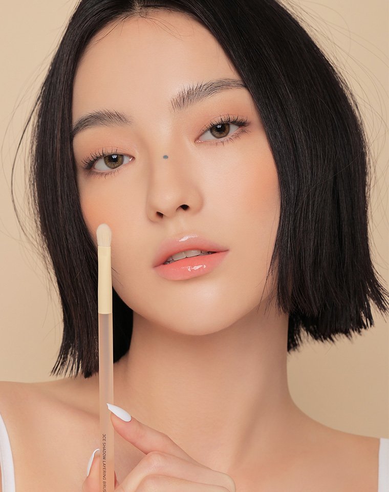 Key model visual of 3CE SHADOW LAYERING BRUSH 02