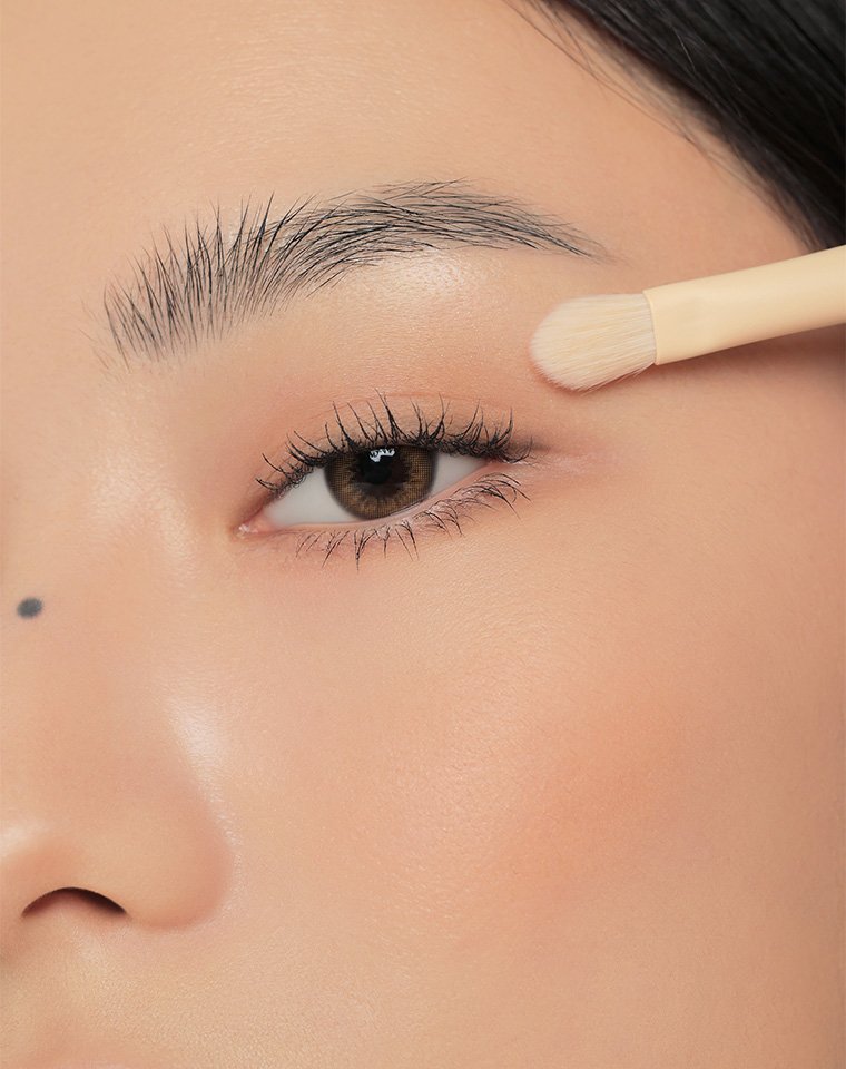 Key model visual of 3CE SHADOW LAYERING BRUSH 03